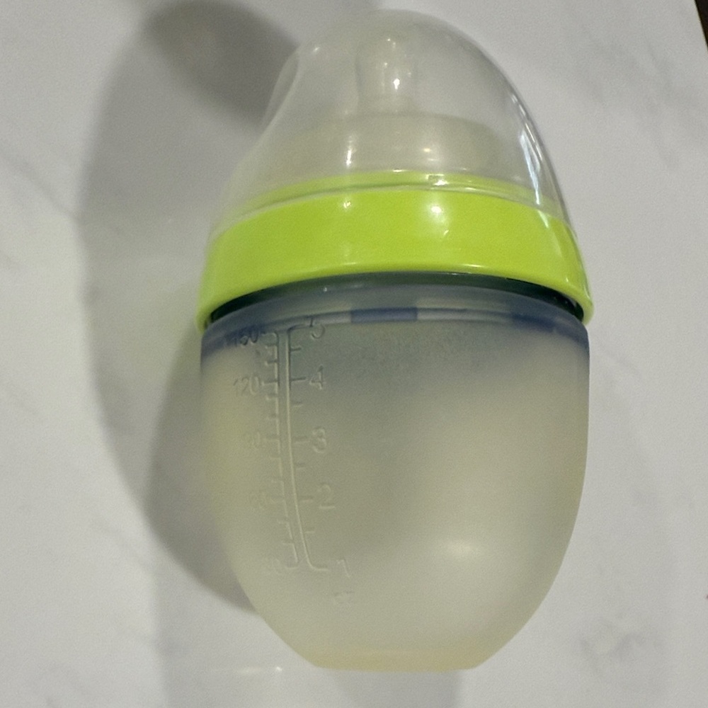 Comotomo Silicone Baby Bottles with Green Accents - Picture 5 of 5